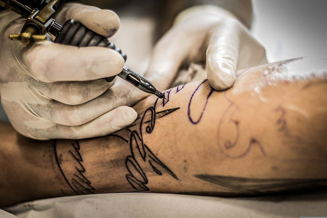 L’importanza della calligrafia per il tatuaggio: come imparare l’arte del lettering