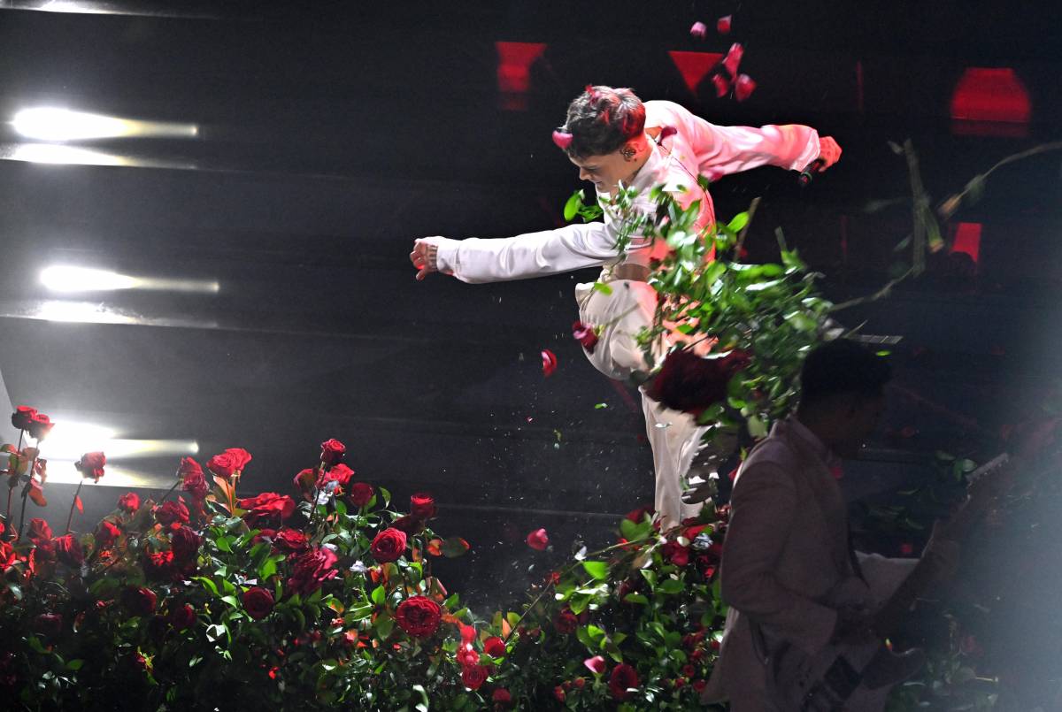Blanco devasta il palco di Sanremo: “Non sentivo e mi sono divertito così” fischi del pubblico